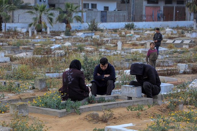 Palestinos en un cementerio en la ciudad de Rafá, en el sur de la Franja de Gaza (archivo)