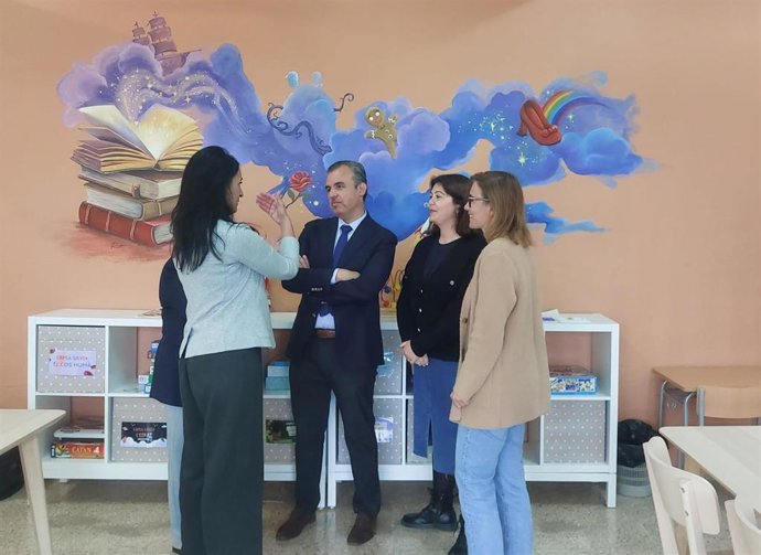 El conseller de Educación y Universidades, Antoni Vera, en su visita al CEIP Anselm Turmeda de Palma.