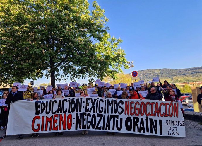 Sindicatos de educación concertada e ikastolas se concentran en Pamplona para reclamar una negociación "real"