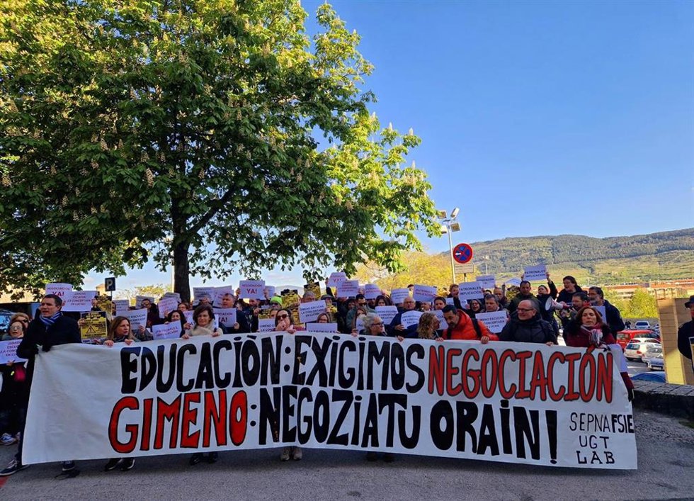 Sindicatos de educación concertada e ikastolas se concentran en Pamplona para reclamar una negociación "real"