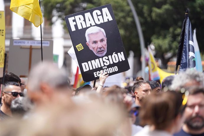 Varias personas protestan con carteles durante una manifestación contra el modelo turístico, a 20 de abril de 2024, en Santa Cruz de Tenerife, Tenerife, Canarias (España)