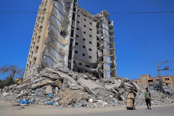 Un palestino camina junto a un edificio destruido por los bombardeos del Ejército de Israel contra la ciudad de Rafá, en el sur de la Franja de Gaza (archivo)