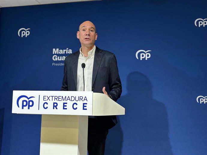El portavoz del PP de Extremadura, José Ángel Sánchez Juliá, en rueda de prensa