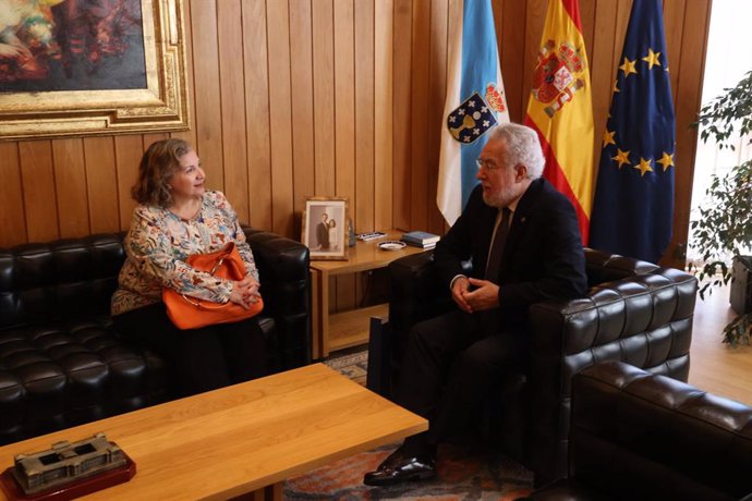 El presidente del Parlamento, Miguel Santalices, se reúne con la consulesa de la República Argentina en Vigo, Silvina Isabel Montenegro