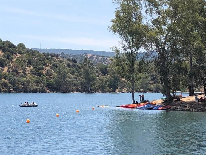 Archivo - Imagen de archivo de la zona de baño en el embalse del Encinarejo.