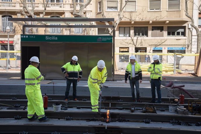 Archivo - Un grupo de obreros trabajan en las obras del tranvía y de urbanización del entorno, a 20 de marzo de 2023, en Barcelona, Catalunya (España).