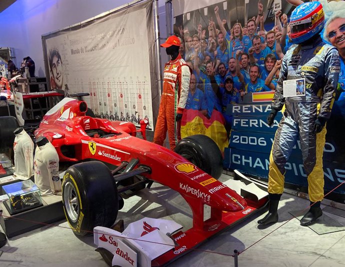 Ferrari de la temporada 2017 y monos de Fernando Alonso.