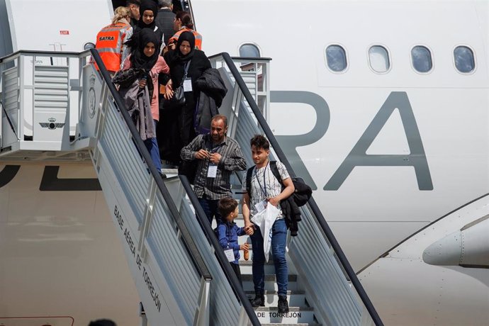 Archivo - Varias personas con niños bajan las escaleras del avión procedentes de Siria, a su llegada a la base aérea de Torrejón de Ardoz, a 19 de mayo de 2023, en Torrejón de Ardoz, Madrid (España). 