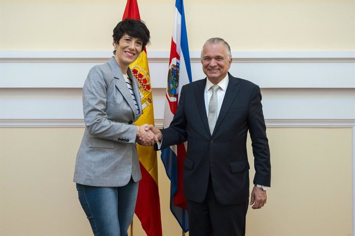 La ministra de Inclusión, Seguridad Social y Migraciones, Elma Saiz, junto al ministro de Relaciones Exteriores y Culto de Costa Rica, Arnoldo André
