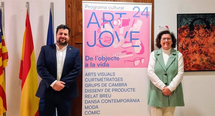 El director del Instituto Balear de la Juventd (Ibjove), Tomàs Amer, junto a la consellera de Familias y Asuntos Sociales, Catalina Cirer, en la presentación del Programa Cultural Art Jove 2024.