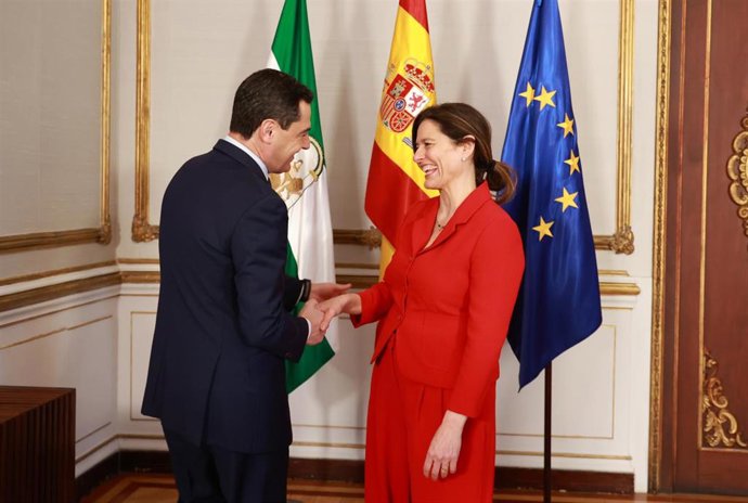 El presidente de la Junta de Andalucía, Juanma Moreno, recibe este lunes, en el Palacio de San Telmo de Sevilla, a la presidenta de la fundación 'España Mejor', Miriam González