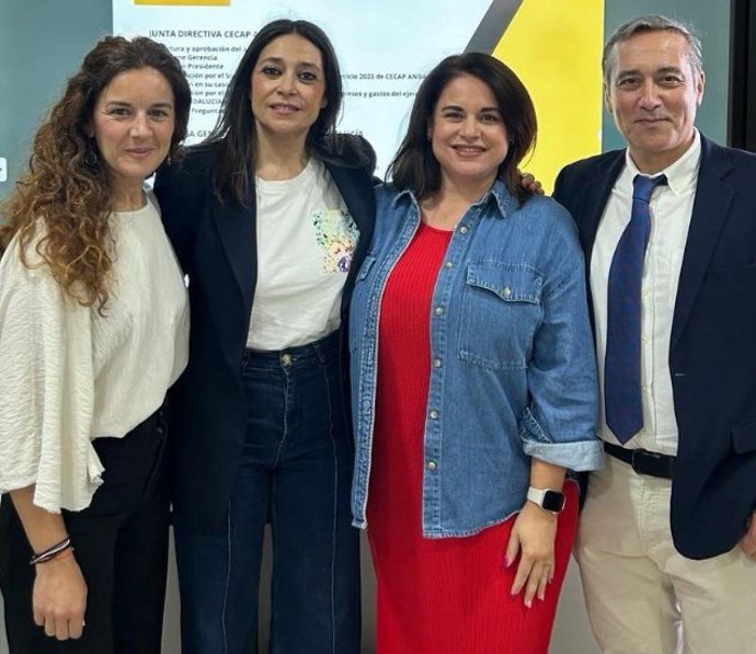 Mónica Gómez Rodríguez, segunda por la izquierda, con miembros de la junta directiva de Cecap Andalucía.