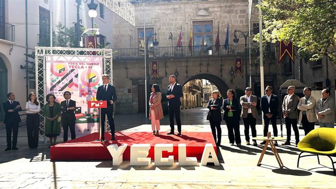 El consejero de Economía, Hacienda y Empresa, Luis Alberto Marín, en la presentación de la Feria del Mueble de Yecla