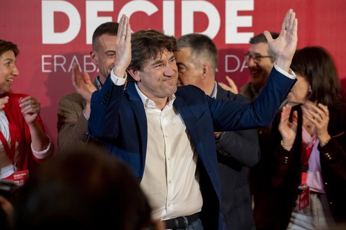 El secretario general del PSE-EE y candidato del partido a lehendakari, Eneko Andueza, tras finalizar la jornada electoral de elecciones autonómicas del País Vasco, en Bizkaia Aretoa, a 21 de abril de 2024, en Bilbao, Vizcaya, País Vasco (España). Todos l