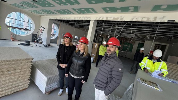 La consejera de Educación, Lydia Espina, visita las obras de la escuela infantil de 0 a 3 años 'Los Polesinos' junto al alcalde de Siero, Ángel García