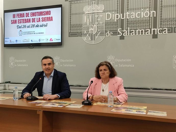 El alcalde de San Esteban de la Sierra, Antonio Labrador, y la diputada provincial de Ferias, Nieves García, en la presentación de la feria de enoturismo