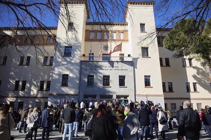 Archivo - Personas esperando para participar en los exámenes de una convocatoria de plazas MIR.