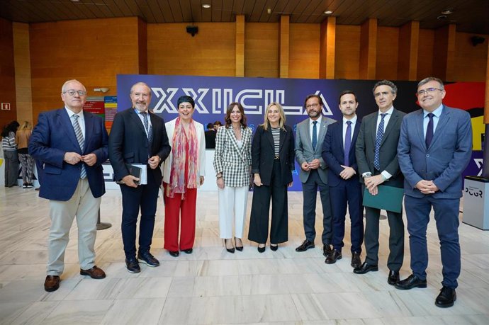 Rocío Díaz, cuarta por la derecha en la imagen, ha participado en un encuentro en el Palacio de Congresos de Granada