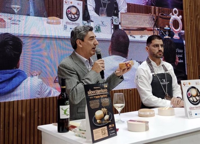 El director de la D.O.P Torta del Casar durante una explicación en el Salón Gourmets de Madrid