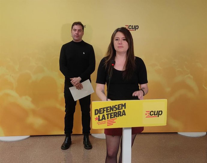 La número 2 de la CUP por Barcelona a las elecciones catalanas, Laure Vega, y el número 5, David Caño, en rueda de prensa.