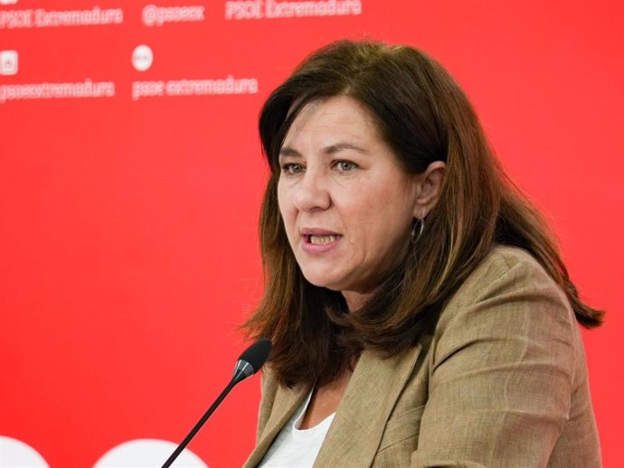 La vicesecretaria general del PSOE de Extremadura, Eva María Pérez, en rueda de prensa.