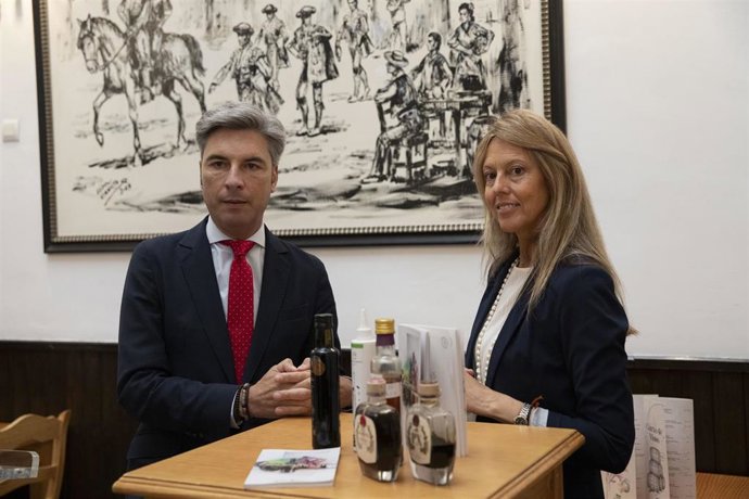 Lorite y Márquez en la presentación de la VII edición del Concurso Internacional de Vinagres Premios Vinavin.