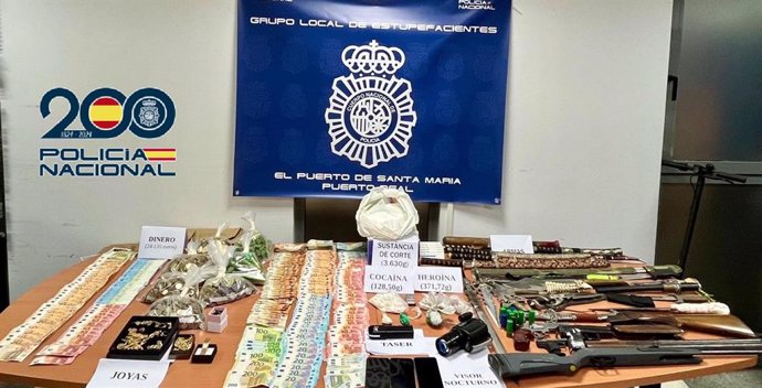 Droga, dinero y armas intervenidas a la orgnaización desarticulada en El Puerto.