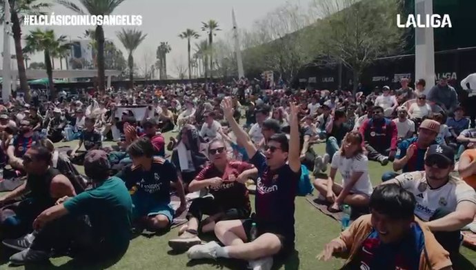 Aficionados disfrutando de 'El Clásico' en Los Ángeles en una de las activaciones realizadas por LaLiga.