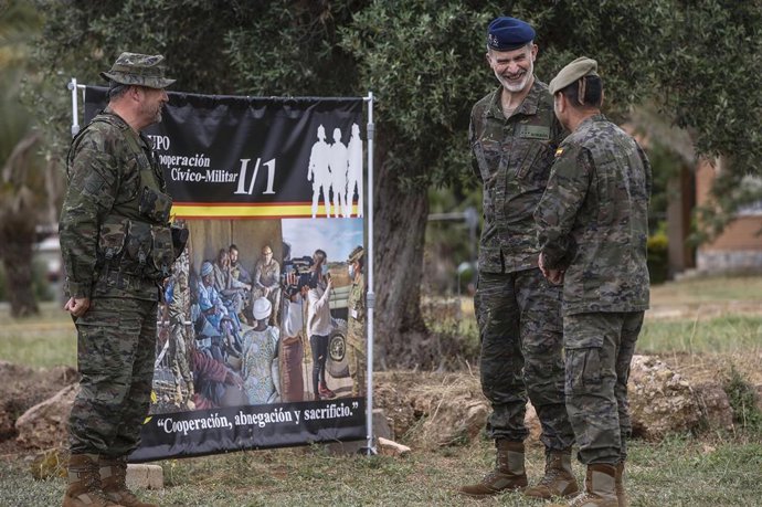 Archivo - Imagen de archivo del Rey Felipe VI (2d) durante su visita al Cuartel General Terrestre de Alta Disponibilidad y el Regimiento de Operaciones de Información, en la Base Jaime I, a 25 de mayo de 2022, en Bétera, Valencia