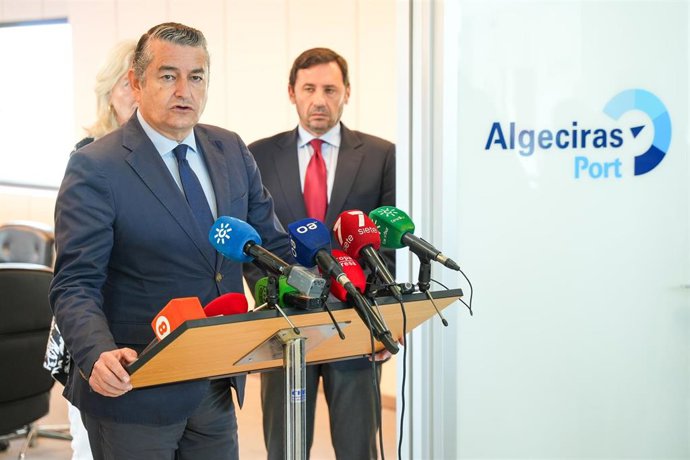 El consejero de la Presidencia, Interior, Diálogo Social y Simplificación Administrativa, Antonio Sanz, atiende a los medios de comunicación antes de su visita a la Autoridad Portuaria, a 22 de abril de 2024, en Algeciras, Cádiz (Andalucía, España).