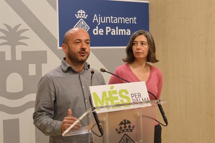 El regidor de MÉS per Palma Miquel Àngel Contreras, acompañado de la portavoz de la formación municipal, Neus Truyol, en rueda de prensa.
