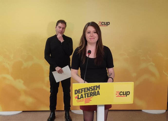 La número 2 de la CUP per Barcelona a les eleccions catalanes, Laure Vega, i el número 5, David Caño