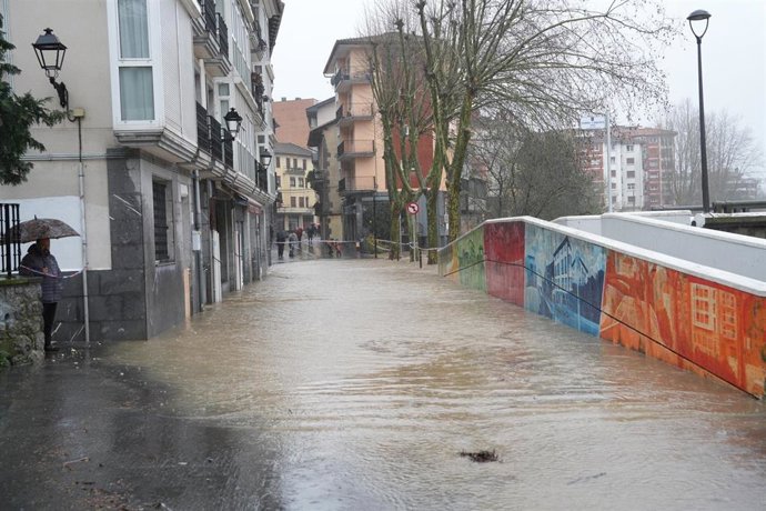 Archivo - Calles de Andoáin afectadas por el desbordamiento del río Oria, a 27 de febrero de 2024, en Andoáin, San Sebastián, Gipuzkoa, País Vasco (España).