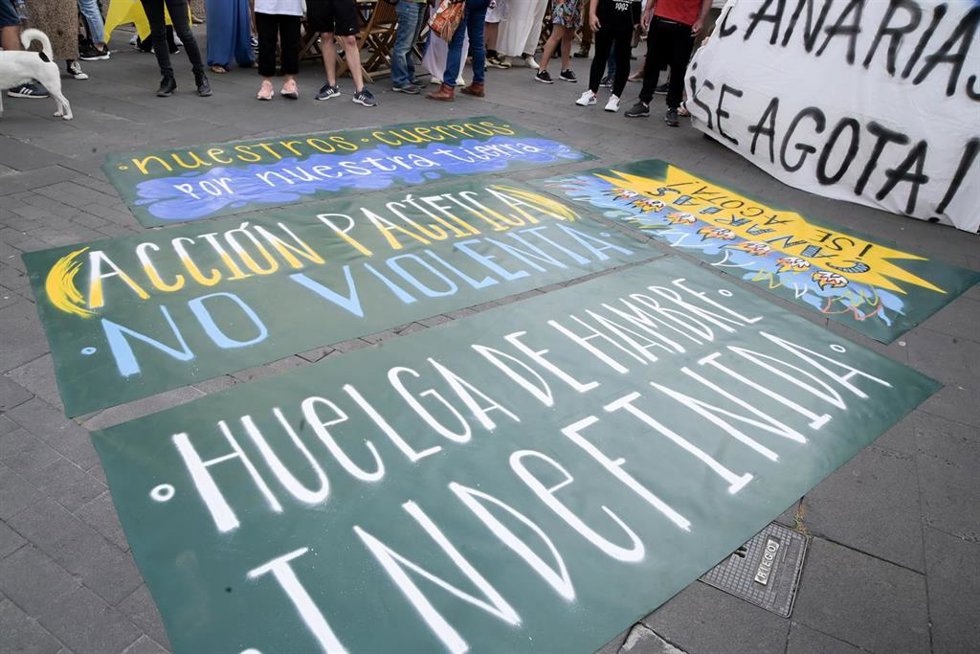 Activistas inician una huelga de hambre, junto a la Iglesia de la Concepción en La Laguna