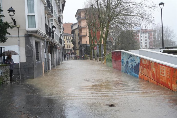 Archivo - Calles de Andoáin afectadas por el desbordamiento del río Oria, a 27 de febrero de 2024, en Andoáin, San Sebastián, Gipuzkoa, País Vasco (España). El río Oria en Gipuzkoa, que ya se ha desbordado en Zubieta y algunos puntos de Andoain, es el pri