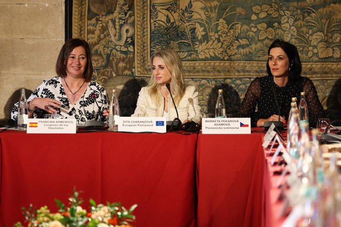 (I-D) La presidenta del Congreso de los Diputados, Francina Armengol; una de los miembros del Parlamento Europeo, Dita Charanzová y la presidenta de la Cámara de Diputados de la República Checa, Markéta Adamová, durante la Cumbre de mujeres presidentas de