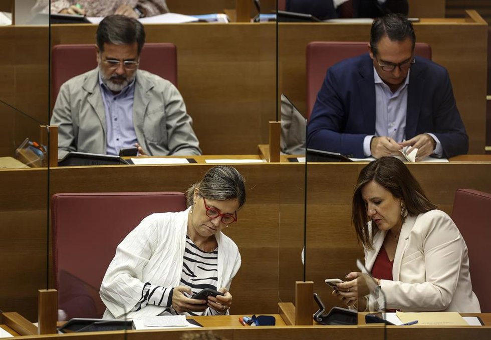 Archivo - La diputada del PP Elena Bastidas (i) en un pleno de Les Corts