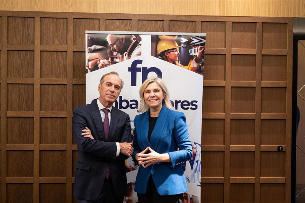 El presidente de Fele, Juan María Vallejo, y la directora territorial de CaixaBank en Castilla y León, Belén Martín, en la firma del acuerdo.