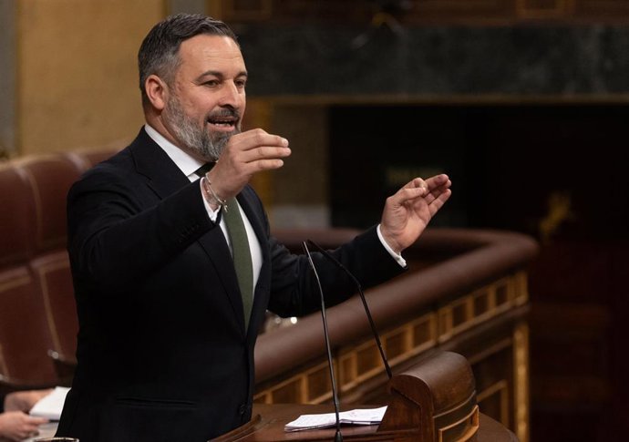 El líder de VOX, Santiago Abascal, interviene durante una sesión plenaria, en el Congreso de los Diputados, a 10 de abril de 2024, en Madrid (España). 