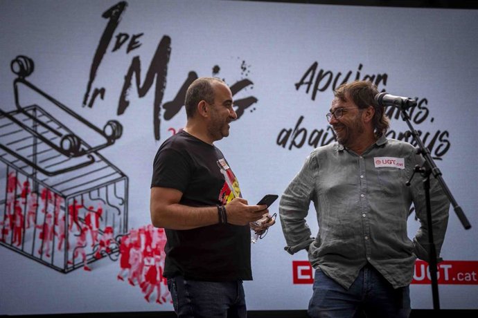 Archivo - Los secretarios generales de UGT y CC.OO. Catalunya, Camil Ros (d) y Javier Pacheco (i), durante la marcha por el Día de los Trabajadores, a 1 de mayo de 2023, en Barcelona, Cataluña (España)