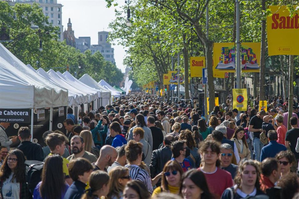 Archivo - Numerosas personas en los puestos de libros durante la Diada de Sant Jordi 2023.