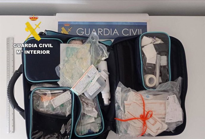 El maletín con material sanitario intervenido al detenido tras su detención.