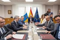 El Gobierno apuesta por una proposición de ley para repartir 2.500 menores migrantes y Canarias pide un decreto ley