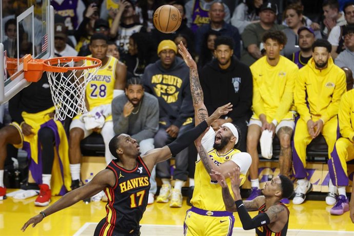 Archivo - 18 March 2024, US, Los Angeles: Los Angeles Lakers' Anthony Davis (C) shoots against Atlanta Hawks' Onyeka Okongwu during the NBA basketball match between Los Angeles Lakers and Atlanta Hawks at Crypto.com Arena. Photo: Ringo Chiu/ZUMA Press Wir