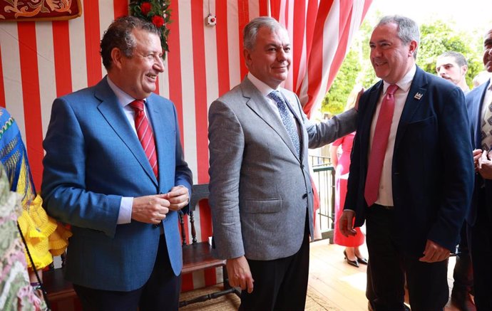 El presidente de la Diputación, Javier Fernández (i), junto al alcalde de Sevilla, José Luis Sanz (c), y el secretario general del PSOE-A, Juan Espadas (d), en la recepción de la Feria de Abril de Sevilla