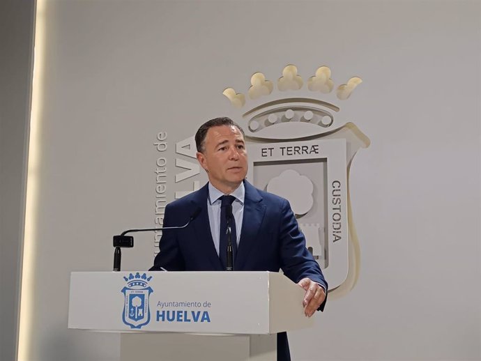 El portavoz del equipo de Gobierno y teniente alcalde de Urbanismo y Medio Ambiente del Ayuntamiento de Huelva, Felipe Arias, este lunes en rueda de prensa.