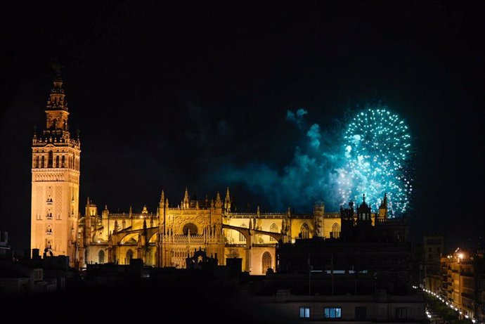 Espectáculo de fuegos artificiales sobre la catedral de Sevilla con motivo de la clausura de la Feria.