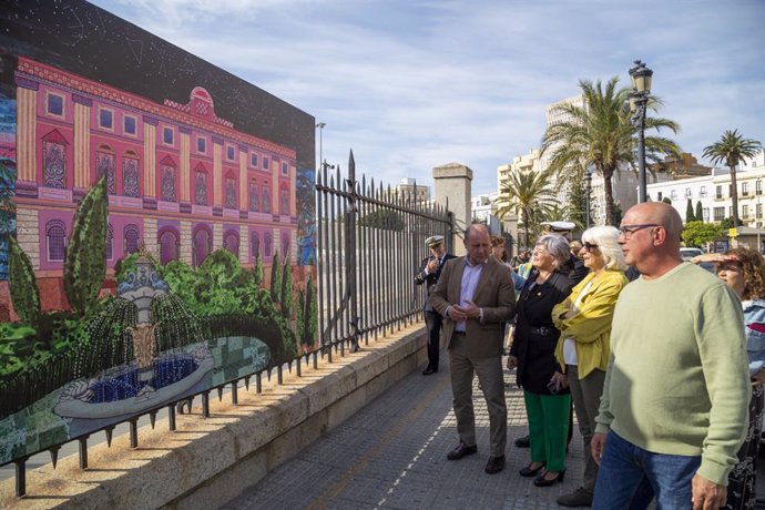 La presidenta de la Autoridad Portuaria de la Bahía de Cádiz, Teófila Martínez, junto a otras autoridades y el artista José Alberto López en la inauguración de la exposición 'Las Islas Soñadas'.