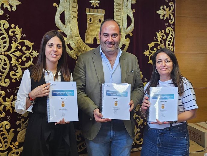 Antonio Aragóncon la alcaldesa de Espera.