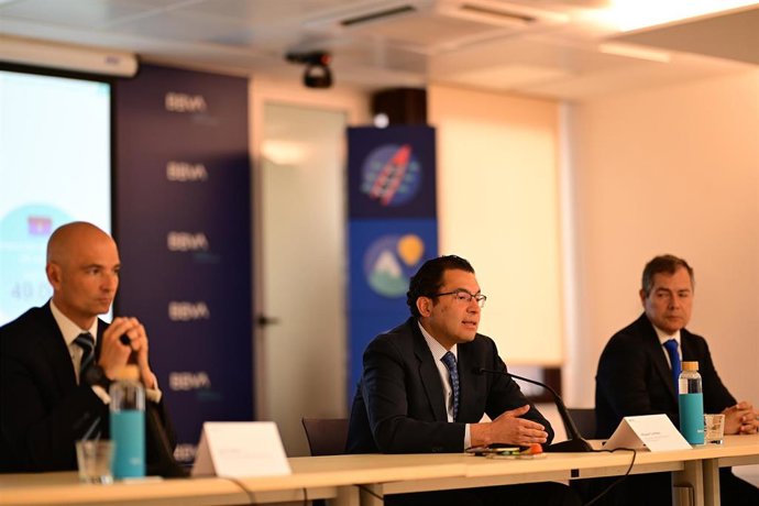 Rueda de prensa del el economista jefe de BBVA Research para España, Miguel Cardoso, junto al director territorial Canarias de BBVA, Quim Soler, y el director regional de BBVA, José Manuel Martín, para presentar el informe de 'Situación Canarias 2024'